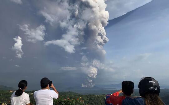 菲律宾塔尔火山喷发导致休市 火山灰高达15公里场面震撼