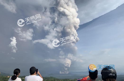 离菲律宾首都马尼拉以南大约60公里的塔阿尔火山12日喷出大量火山