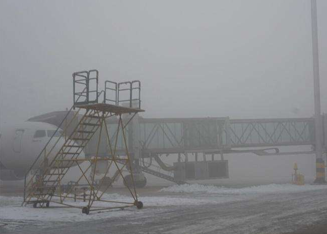 河北南部大雾多条高速封闭 局地有雪和霾