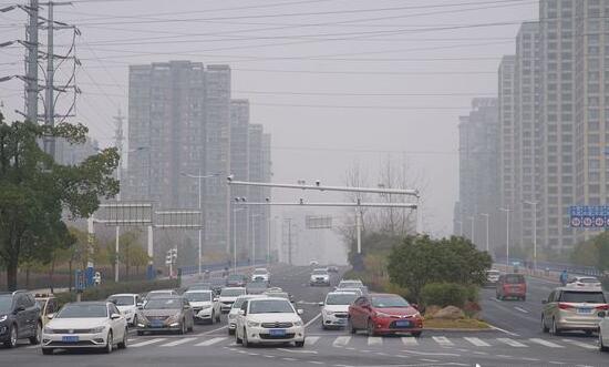 安徽35个县市发布大雾预警 境内多条高速临时封闭