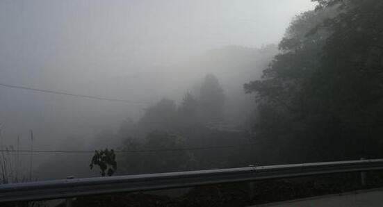 江西多地清晨出现大雾 南昌白天气温仅有11℃体感寒冷