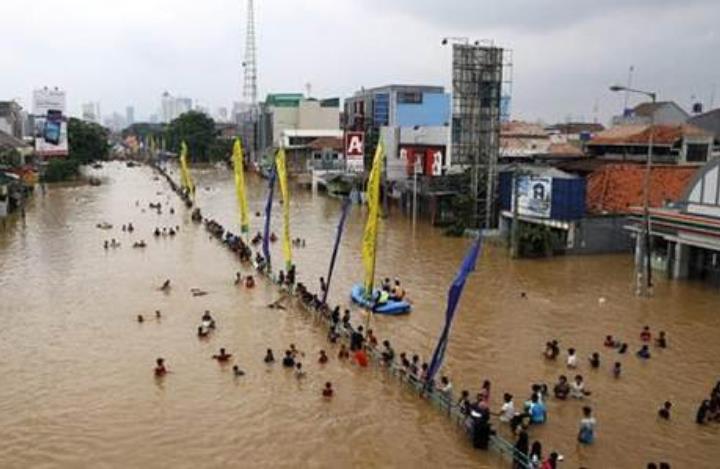 印尼洪灾和山体滑坡让40万人无家可归 受灾者将获得2.5万补偿