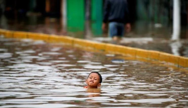 印尼洪灾和山体滑坡让40万人无家可归 受灾者将获得2.5万补偿