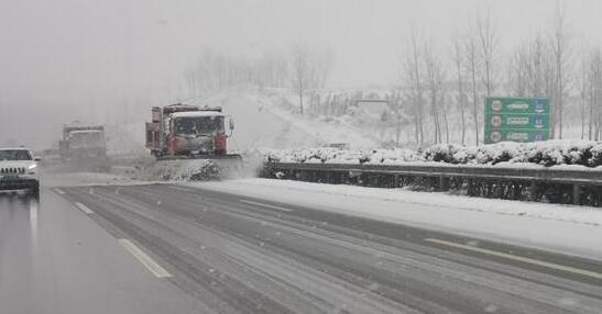受强降雪天气影响 陕西榆林多条高速路段管制