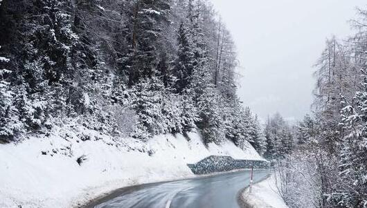 受强降雪天气影响 陕西榆林多条高速路段管制