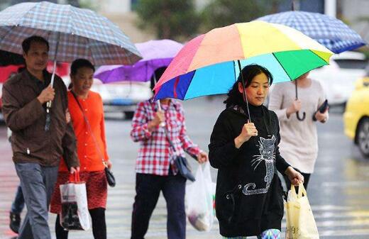 浙江各地小到中雨气温仅5℃ 市民们外出备好雨具多穿衣