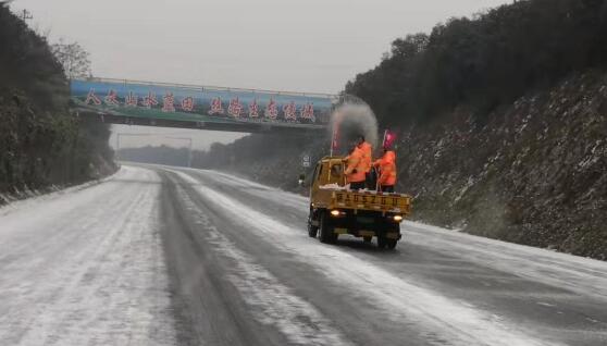 昨日西安迎来今年首场降雪 多条高速路暂时封闭