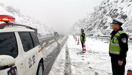 河南多地出现强降雪 境内条高速路段暂时关闭