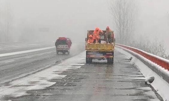 昨日西安迎来今年首场降雪 多条高速路暂时封闭