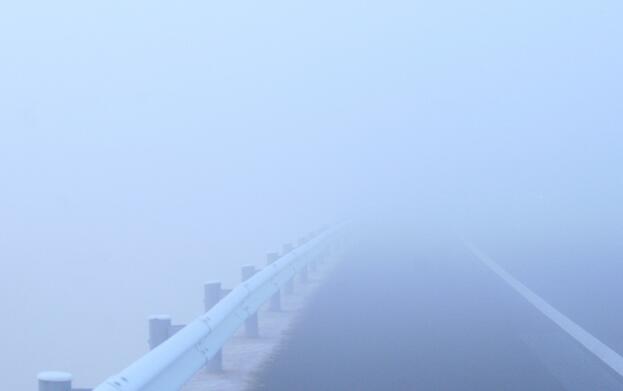 河北平原受大雾雾霾影响 高速大面积通行受阻
