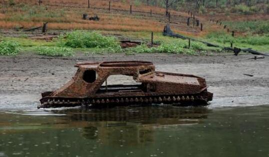 澳洲持续干旱一水坝干涸 二战时期军用机械重见天日