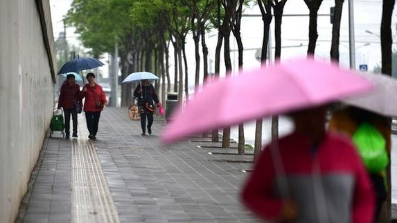 西北华北局地雨雪气温个位数 南方多雨出行需备雨具