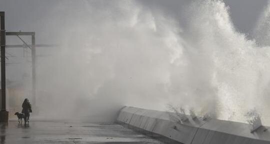 法国42个省发布风暴橙色预警 航班推迟或取消大范围断电