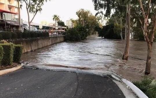 澳洲多地出现暴雨火灾变洪灾 多所学校关闭与断电