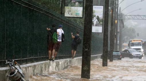 巴西暴雨多地火车公交停运 另有43所学校停课