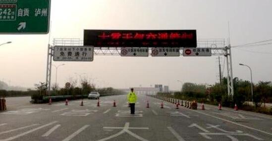 江苏多地出现大雾天气 部分高速实施特级交通管制
