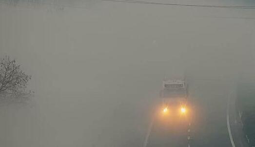 江苏多地出现大雾天气 部分高速实施特级交通管制