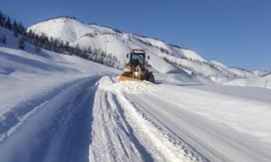 新疆哈巴河公路出现强降雪 公路部门紧急开展除雪作业