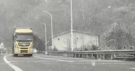 辽宁局地降雪量达5～10毫米 境内多条高速路段封闭