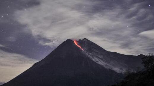印尼默拉皮火山喷发灰柱高2000米 目前暂未有伤亡损失报告
