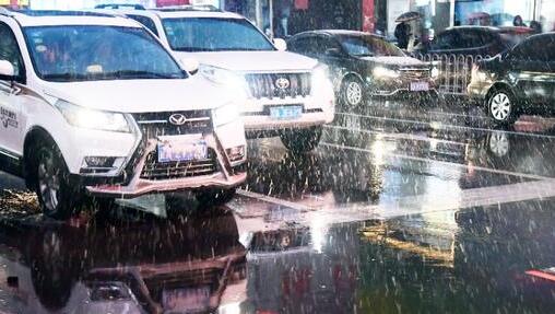 沈阳发布城市除雪二级暴雪预警 部分高速路段封闭