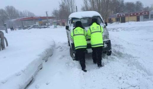 新疆哈巴河多路段积雪严重 公路局出动除雪机械59台清雪