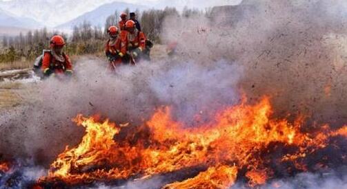 四川丹巴县一荒山突发山火 目前山火已经得到控制