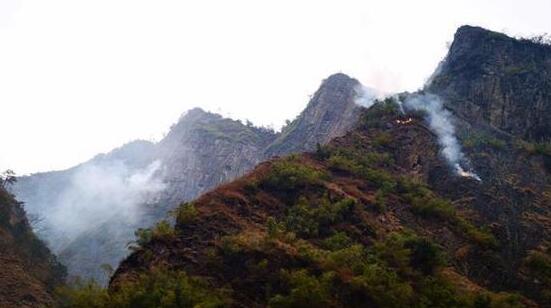 四川丹巴县一荒山突发山火 目前山火已经得到控制