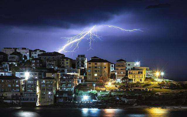 澳大利亚悉尼和新洲狂风暴雨 数千户停电1男子死亡