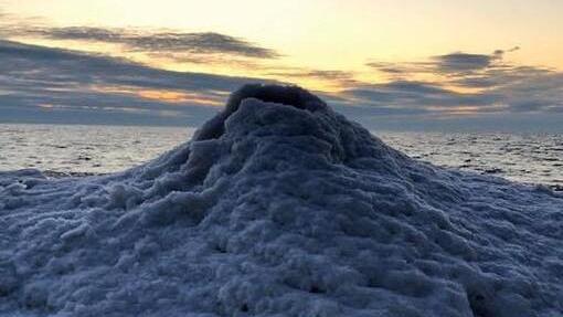 密歇根湖上出现罕见冰火山 现场大量波浪穿过湖面