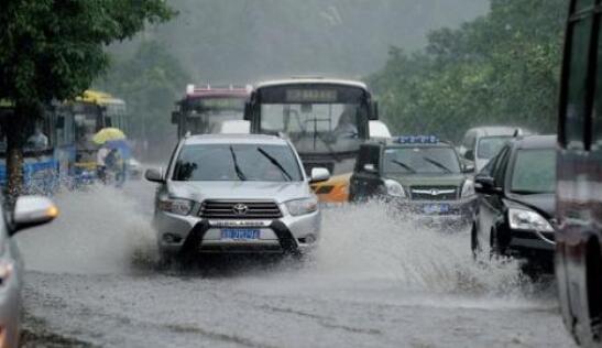 重庆周末阴雨笼罩气温仅12℃ 早晚体感寒冷市民多添衣物