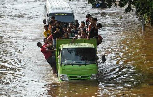 印尼暴雨引发洪涝灾害 已造成6人死亡5人失踪