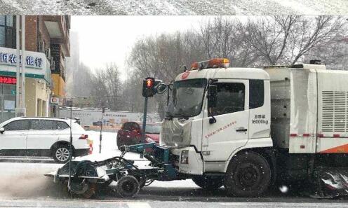 昨天哈尔滨有大到暴雪 市部门出动环卫工11095余人除雪