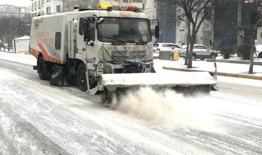 昨天哈尔滨有大到暴雪 市部门出动环卫工11095余人除雪