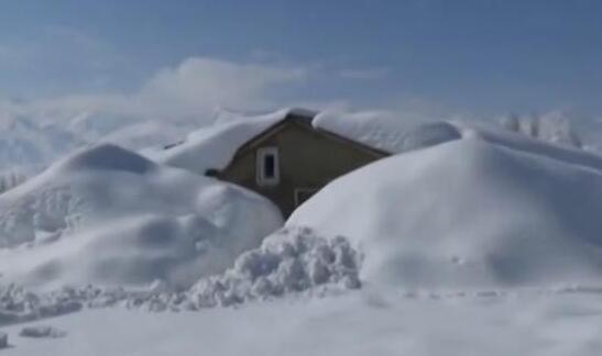 土耳其遭暴雪袭击积雪深度6米 多个村庄断水断电
