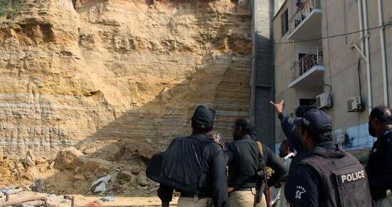 巴基斯坦一采石场发生山体滑坡 8人死亡15人被困
