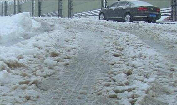 黑龙江多地出现大雪道路结冰 省内多条高速公路封闭
