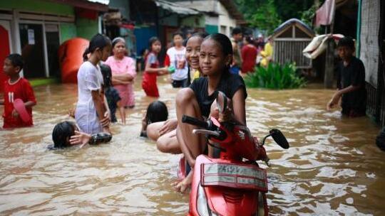 印尼学生徒步旅行遭遇洪水 10人死亡23人受伤