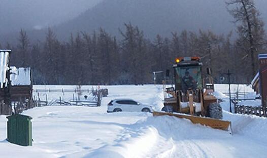 新疆哈巴河公路积雪严重 目前累计清雪里程22.5km