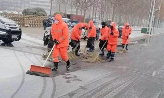哈尔滨松北区大范围降雪 市环卫工人奋战32小时完成清雪