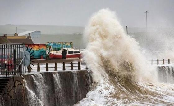 英国多地遭强风和暴雨席卷 预计几天仍将阵雨不断