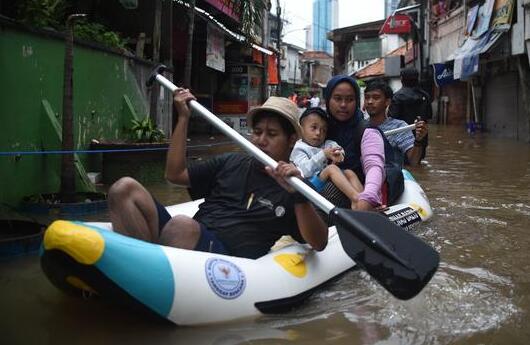 印尼洪灾死亡人数增至9人 超6.2万名灾民无家可归