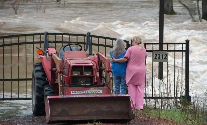 美国密西西比河遭遇冬季洪水 美国人坐船才能逃离