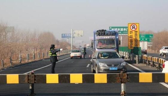 哈尔滨继续发布道路结冰预警 省内多条高速限行限速
