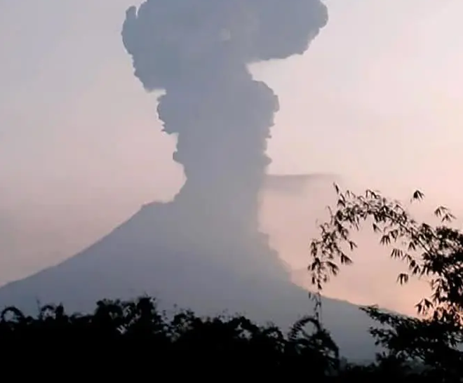 印尼默拉皮火山猛烈喷发现场图 火山灰高达6000米