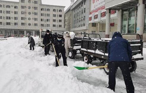 昨日沈阳普降中到大雪 出动环卫作业人员20997人清雪