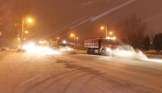 长春降雪累计出动运雪3000余车 目前主要街路积雪清运完毕