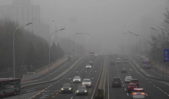 北京多地出现大雾天气 境内多条高速封闭或交通管制