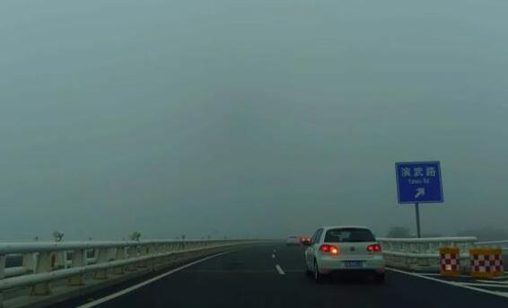 昨日黑龙江发布大雾黄色预警 部分高速路段暂时封闭