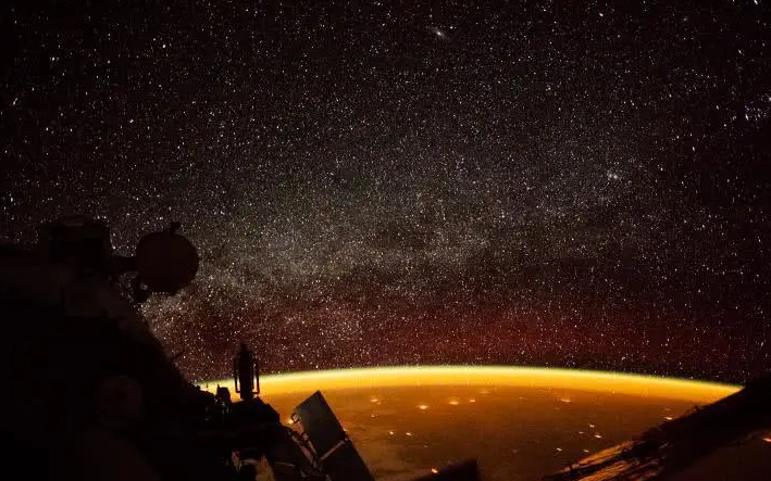 太空空间站拍摄地球！北美现神秘发光“指环”